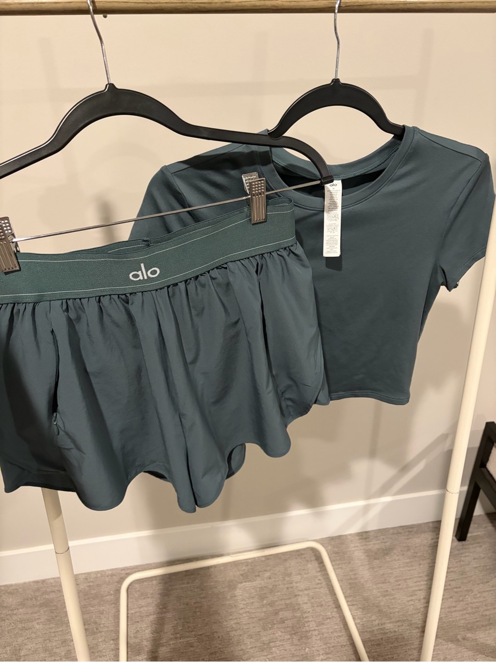 ALO Yoga Match Point Short & Alosoft Crop Finesse Set in Clover Green - Picture 4 of 7